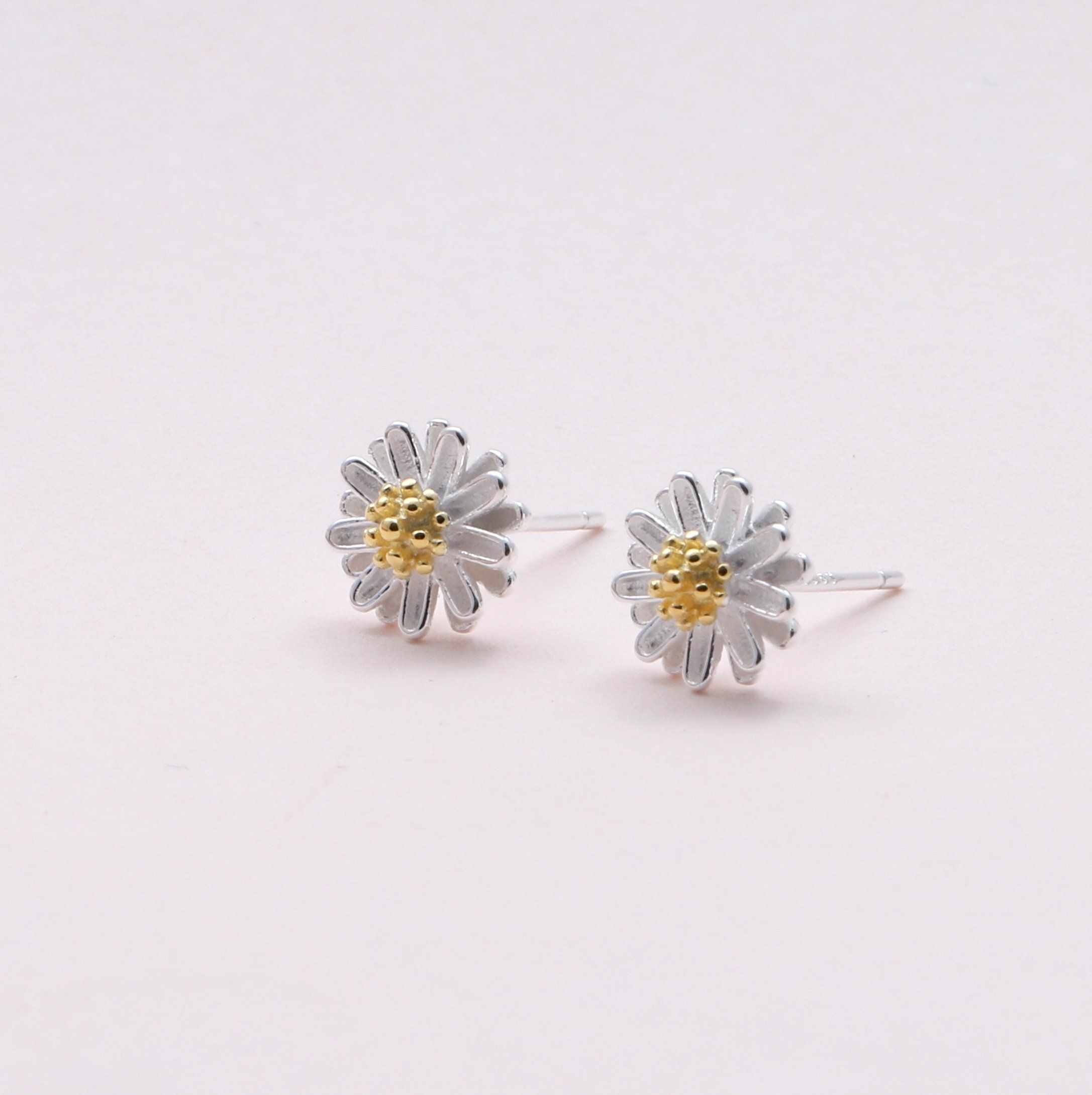 Silver daisy store stud earrings